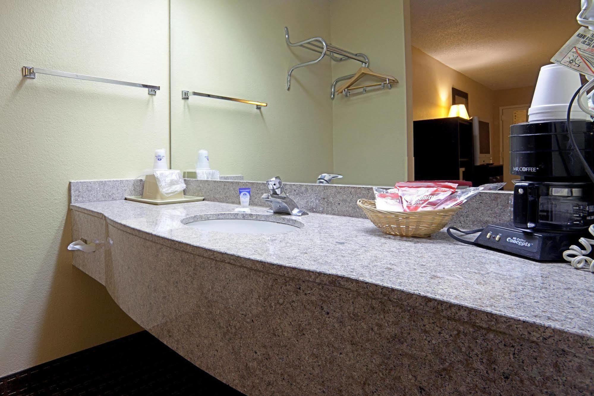 Americas Best Value Inn-Montezuma Стая снимка